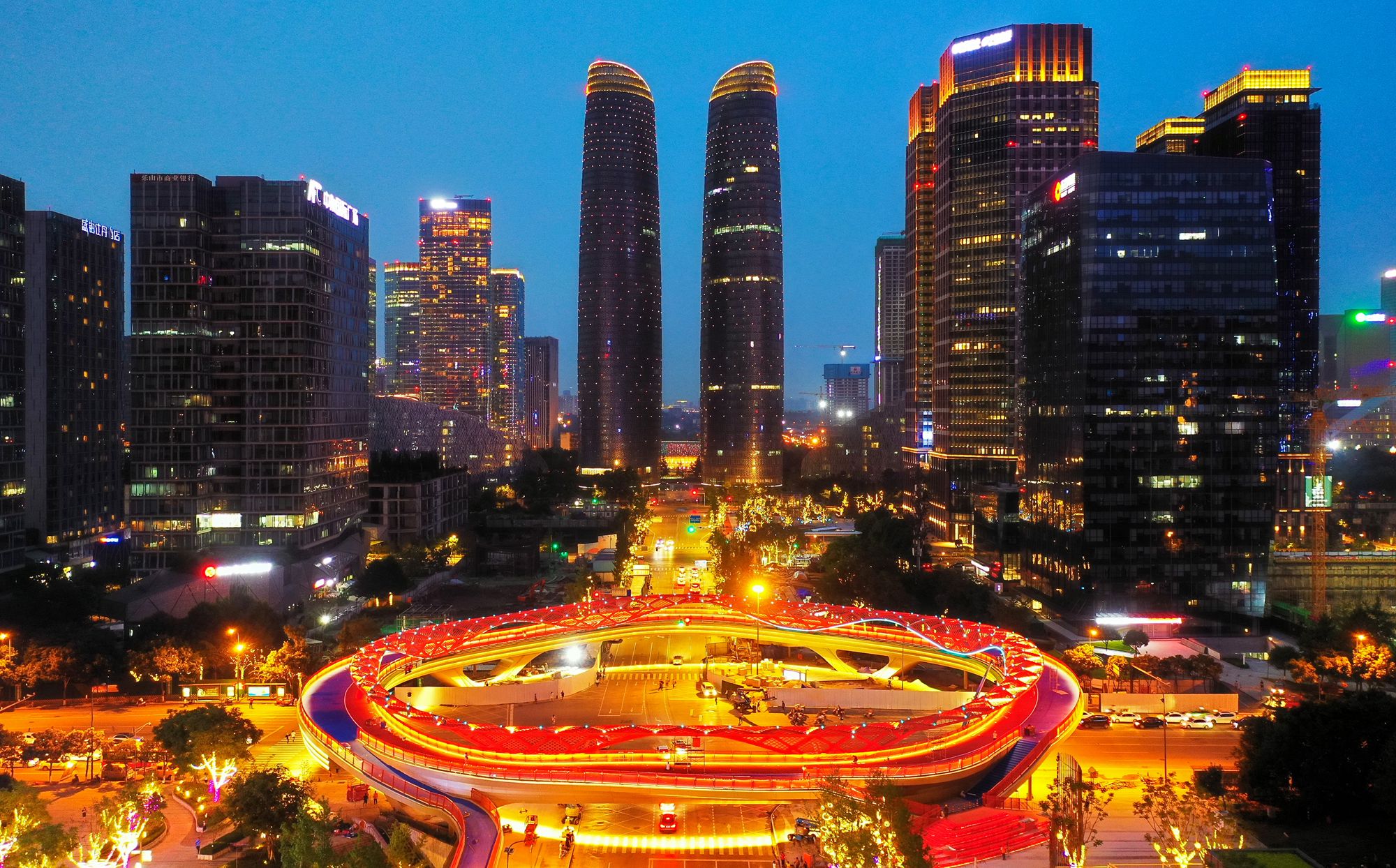 交子之环：项目为国内首座多元场景人行天桥，与高达218米的天府国际金融中心双子塔和大批超高层建筑群构成“一环双塔”的新格局。_副本.jpg